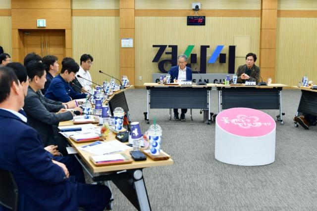 -경산시는 지난달 31일 시청 대회의실에서 경산미래혁신위원회 위원, 로봇 기업과 연구기관 관계자 등 40여 명이 참석한 가운데 ‘2026년 제2차 경산미래혁신위원회 전체 회의’를 개
