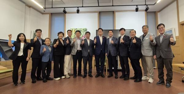 -송영길 더불어민주당 당 대표가 광양시의회를 찾아 광양시의원들과 파이팅을 외치고 있다. (= 강현희 기자)