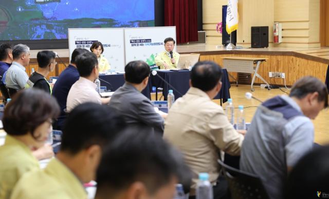 -박승원 광명시장이 지난 7월 시청 대회의실에서 열린 ‘2026년 여름철 자연재난 대비 건설공사장 대책회의’를 주재하고 있다. (사진 = 광명시)