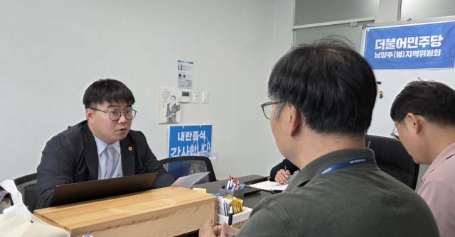 -3일 유호준 경기도의원이 도농제2배수펌프장 노후 수배전반 교체에 대해 도청 안전관리실 안전기획과 직원과 상담하는 모습. (사진 = 경기도의회)