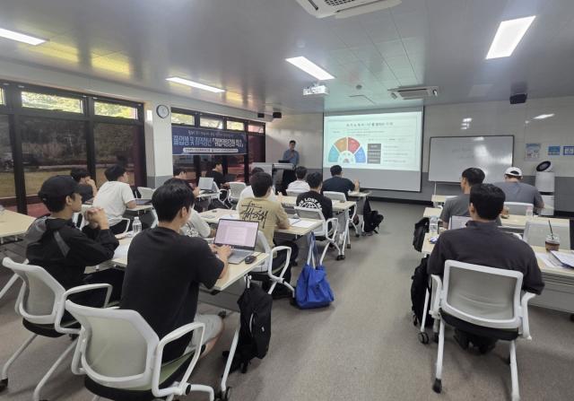 -한영대학교가 LG화학 팀장 출신 면접관과 GS칼텍스 현 직원과 함께하는 하계 취업특강을 운영했다. (사진 = 한영대학교)