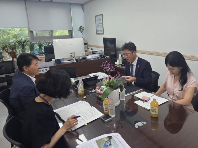 -3일 정석원 경기도의원이 양주시청에서 유선희 양주시의원, 시청 공무원들과 양주시 교육 현안을 주제로 정담회를 갖는 모습. (사진 = 경기도의회)