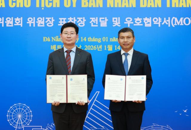 -이상일 용인특례시장이 용인과 우호협약을 체결한 베트남 다낭시의 공식 초청을 받아 4일부터 8일까지 다낭시를 방문한다. 사진은 1월 14일 다낭시청에서 우호협약 체결 후 이상일 시장