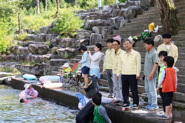 -영양군은 지난달 31일 여름 휴가철을 맞아 영양군을 찾은 방문객들의 수상안전사고 예방을 위해 현장점검에 나섰다. (사진 = 영양군)
