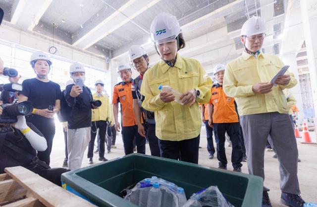 -경기도 폭염 관련 3일 추미애 경기도지사가 화성동부소방서 신축 현장 안전을 확인하고 있다. (사진 = 경기도)