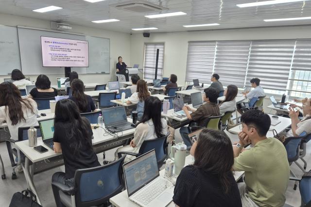 -전남광주 유·초·중등 특수교사들이 5일 곡성 꿈키움마루에서 AI 툴을 활용한 학급 영상 편집 실습에 참여하고 있다. (사진 = 전남광주특별시교육청)