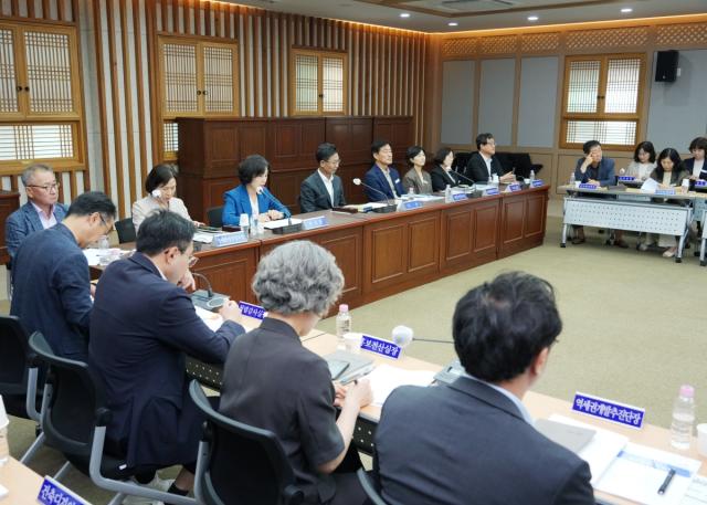 -영천시는 지난 4일 시청 대회의실에서 김병삼 시장 주재로 국·소장과 부서장이 참석한 가운데 8월 확대간부회의를 개최했다. (사진 = 영천시)