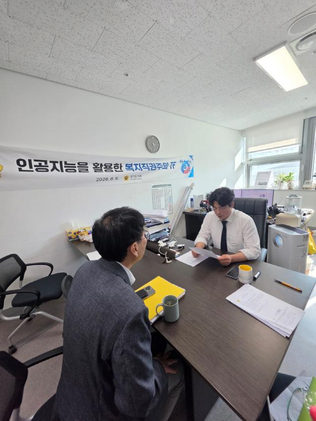-박상현 경기도의원이 차세대융합기술연구원 관계자와 상담하는 모습. (사진 = 경기도의회)