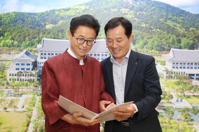 -최유철 의성군수는 지난 4일 경북도청을 방문해 이철우 도지사와 차담회를 갖고 의성군 주요사업에 대한 건의 및 도 차원의 협력 방안을 논의했다. (사진 = 의성군)