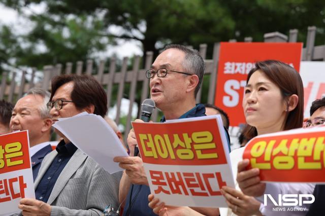 -송치영 소상공인연합회 중앙회장(가운데)이 최저임금 인상 반대 기자회견에서 발언하고 있다 (사진 = NSP통신 DB)