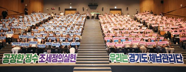 -5일 오후 경기도청 다산홀에서 열린 2026년 경기도 체납관리단 발대식에서 추미애 경기도지사가 경기도의원 및 31개 시·군 체납관리단 등 400여 명과 기념촬영을 하고 있다. (사