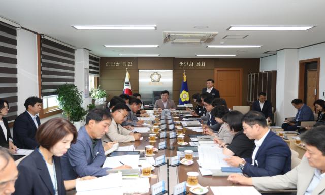 -청도군의회는 5일 오전 10시 의장실에서 의원 7명과 집행부 간부공무원이 참석한 가운데 8월 의원 정례간담회를 개최했다. (사진 = 청도군의회)