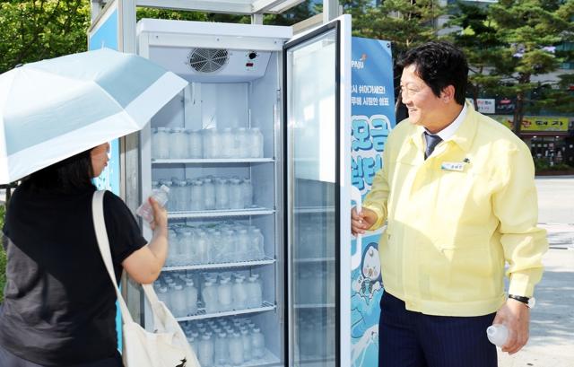 -손배찬 파주시장이 금릉역 한모금쉼터을 방문하고 있다. (사진 = 파주시)