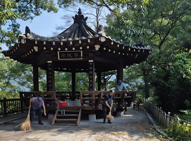-금천경로당 주변 환경 정비 하고 있다 (사진 = 광양시청)