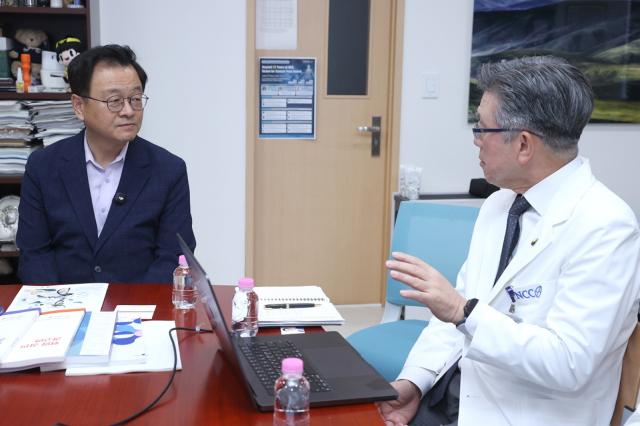 -민경선 고양시장(좌)와 양한광 국립암센터 원장 (사진 = 고양시)