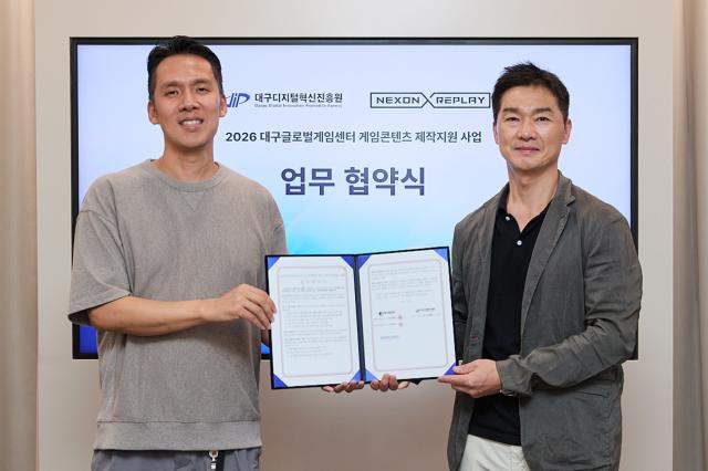 -넥슨 엄정현 라이브본부 본부장(좌), 대구디지털혁신진흥원 이재광 본부장이 지역 게임산업 육성을 위한 업무협약을 맺고, 기념촬영 하고 있다.