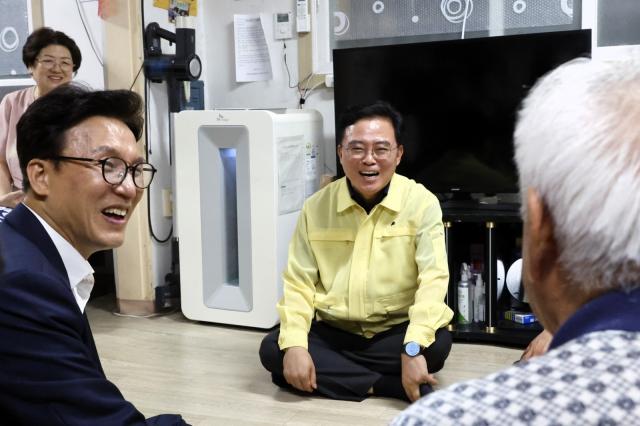 -진교훈 서울 강서구청장(가운데)이 8월 5일 김민석 국회의원(왼쪽)과 함께 우장산 경로당 무더위 쉼터를 방문해 어르신들의 안부를 살피고 있다.