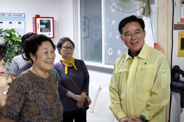 -진교훈 서울 강서구청장(오른쪽)이 8월 5일 김민석 전 국무총리와 함께 우장산 경로당 무더위 쉼터를 방문해 어르신들과 대화를 나누고 있다. (사진 = 강서구청)