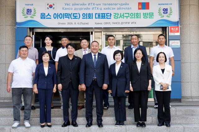 -교류를 위해 강서구의회를 찾은 몽골 웁스도의회 대표단과 구의회 의장단이 기념촬영을 하고 있다. (사진 = 강서구의회 제공)