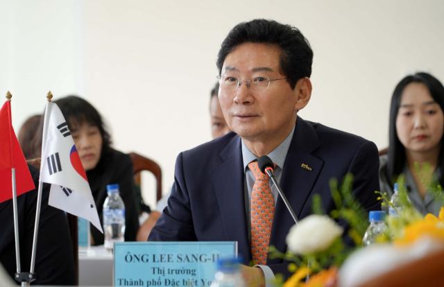 -6일 오전 꽝푸구청에서 이상일 시장이 부이응옥안 꽝푸구 당서기와 회담을 하고 있다. (사진 = 용인특례시)