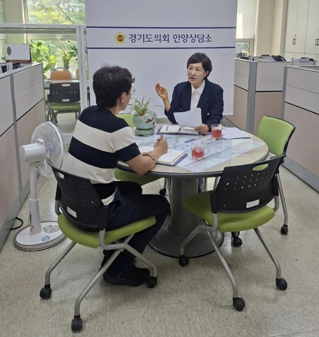 -6일 이채명 경기도의원이 안양시 공무원과 간담회를 갖는 모습. (사진 = 경기도의회)