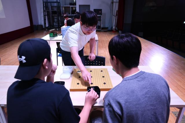 -여수YMCA 청소년수련관에서 열린 ‘2026년 위기청소년 마음톡톡 프로그램 상반기 과정 수료식’에서 GS칼텍스 바둑단 류민형 선수(9단)가 프로그램에 참여한 청소년들과 지도 대국을