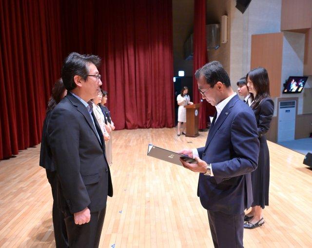 -여수광양항만공사 ‘2026 UN기후변화협약 기후주간’ 및 ‘대한민국 녹색전환(K-GX) 국제주간’ 유공자 시상 기관 표창을 받고 있다 (사진 = 여수광양항만공사)