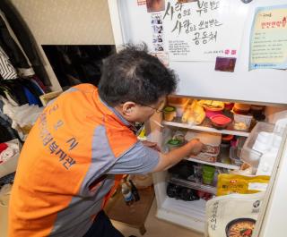 (NSP NEWS Image)군포시, 폭염 취약 저소득 장애인 가구 안부 확인…‘수박나눔페스타’ 추진