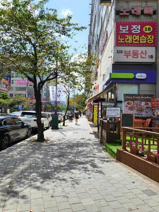 -지역 주요 상가 지역에 있는 불법 유동광고물인 풍선형 입간판을 정비한 모습. (사진 = 용인특례시)