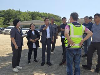 (NSP NEWS Image)5분 만에 강으로 변하는 도로…오진택 경기도의원, 화성 매향리 침수 현장 점검