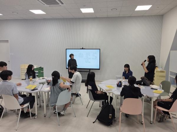 -대구시교육청은 7일 대구문화예술회관 미술관과 교육실에서 대구 학생작가가 참여하는 ‘2026 대구 학생작가 브랜딩 역량 강화 워크숍’을 개최했다. (사진 = 대구시교육청)
