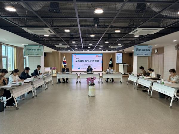 -경상북도봉화교육지원청은 지난 6일 교육지원청 3층 어울림실에서 봉화군청 및 경상북도교육청 관계자들과 함께 ‘2026년 교육협력 활성화 컨설팅'을 개최했다고 밝혔다. (사진 = 봉화