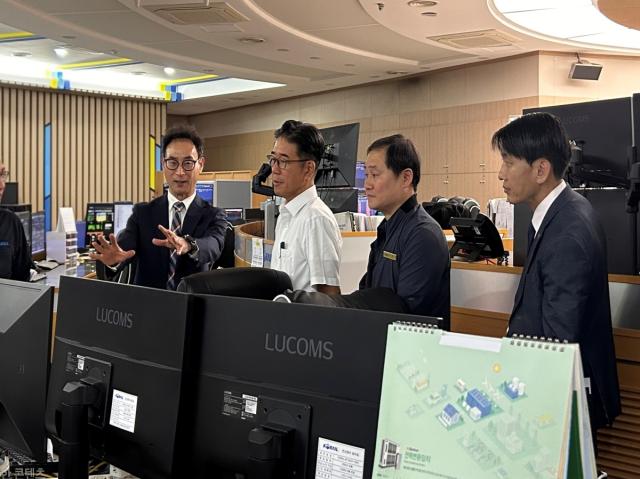 -한국교통안전공단은 지난 6일 철도교통관제센터(서울 구로구)에서 여름철 풍수해에 대비한 철도교통관제 운영 현황을 꼼꼼히 살펴보고 한국철도공사(코레일)와 에스알(SR) 통합에 따른 철