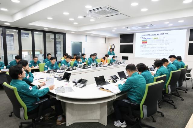 -경산시는 7일 경산시 재난종합상황실에서 조현일 경산시장 주재로 폭염·가뭄 대처 상황 점검 회의를 개최했다. (사진 = 경산시)