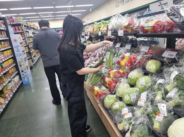 -성남시 관계자가 한 마트에 들려 시장물가를 모니터링하고 있다. (사진 = 성남시)