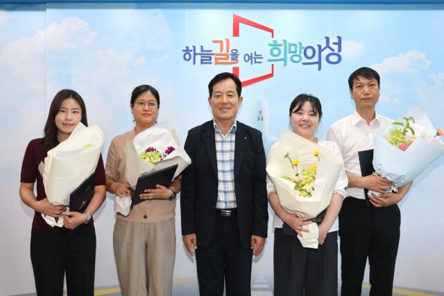 -의성군은 지난 6일 군수 집무실에서 ‘2026년 상반기 민원 친절 우수직원’ 6명에 대한 시상식을 열고 표창장과 포상금을 수여했다. (사진 = 의성군)