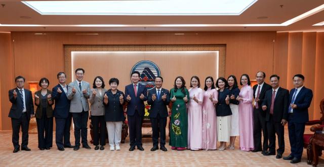 -6일 다낭시청에서 강영웅 시의원(왼쪽 네번째부터), 신나연 자치행정위원장, 장정순 시의장, 이상일 시장이 응우옌딘빈 위원장(왼쪽 여덟째) 등 다낭시 조국전선위원회 및 관계자들과 기