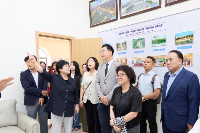 -용인특례시의회·용인특례시 방문단이 광푸구 국제연꽃마을에 조성된 용인 공공 디지털 도서관으로 이동해 열람실과 운영 프로그램을 직접 살피고 있다. (사진 = 용인특례시의회)