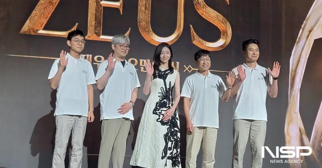 -컴투스 및 에이버튼의 임직원과 박지현 배우가 포토 타임을 가지고 있다. (사진 = 이복현 기자)