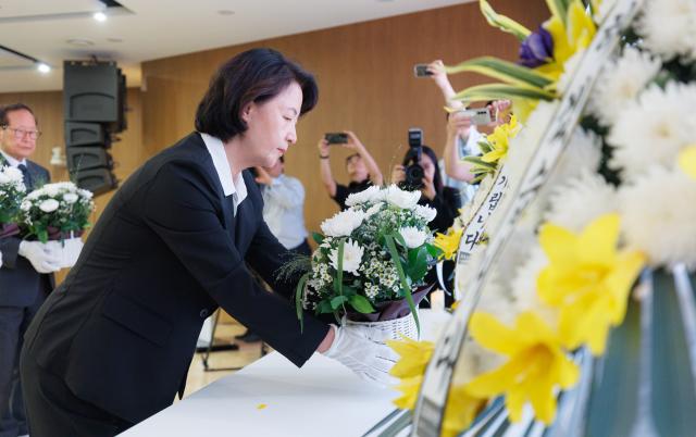 -경기도 원폭피해자 추모제에서 추미애 경기도지사가 헌화를 하고 있다. (사진 = 경기도)