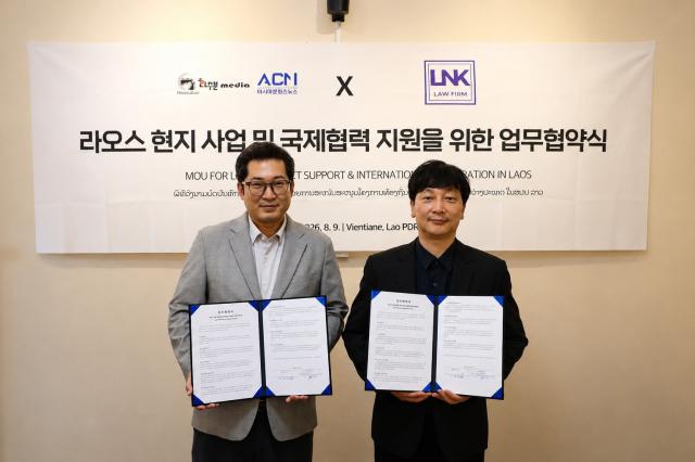 -화수분미디어와 라오스 LNK법률사무소가 9일 라오스 비엔티안에서 ‘라오스 현지 사업 및 국제협력 지원을 위한 업무협약’을 체결했다. 이중근 LNK 대표변호사(왼쪽)와 황상윤 화수분