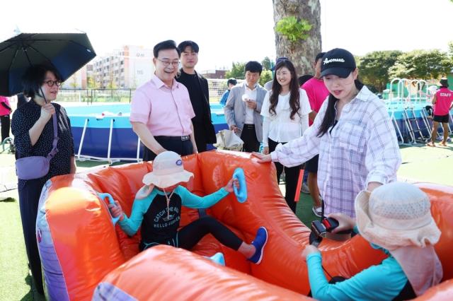 -김성제 의왕시장이 부곡동 아동 물놀이장을 방문해 현장을 점검하고 있다. (사진 = 의왕시)