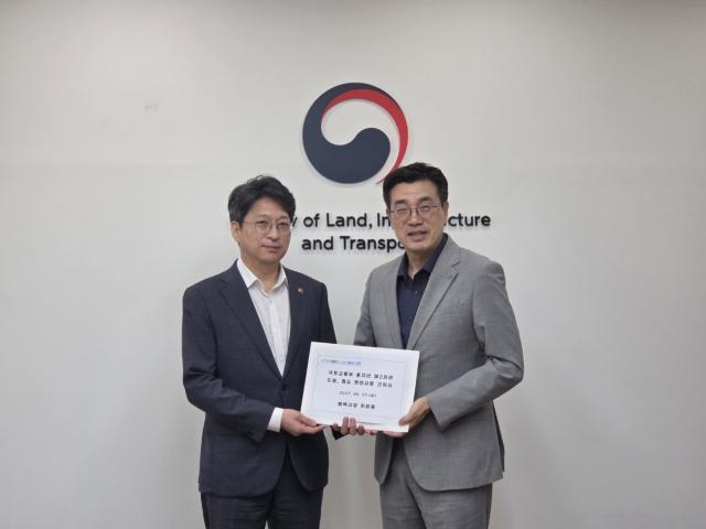 -최원용 평택시장이 국토부와의 제2차관과 현안 면담에서 도로와 철도 핵심 현안 정책에 대한 지원을 건의하고 있다. (사진 = 평택시)