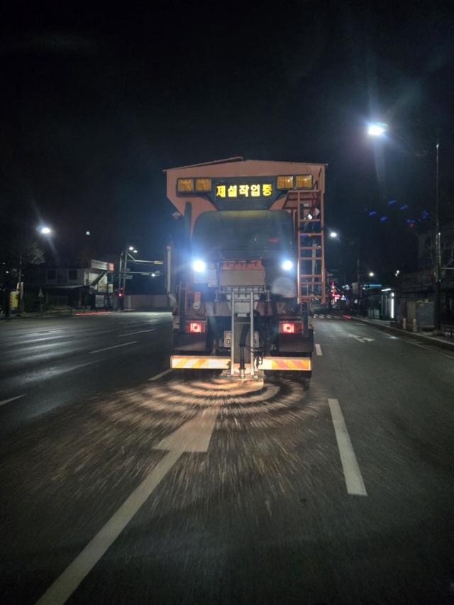-용인특례시가 폭설에 대비해 제설제를 살포하고 있다. (사진 = 용인특례시)