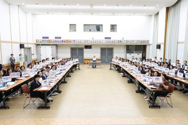 -박성현 광양시장 주재로 종합청렴도 향상 방안과 부서별 실행과제 집중 논의후 캠페인을 하고 있다 (사진 = 광양시청)