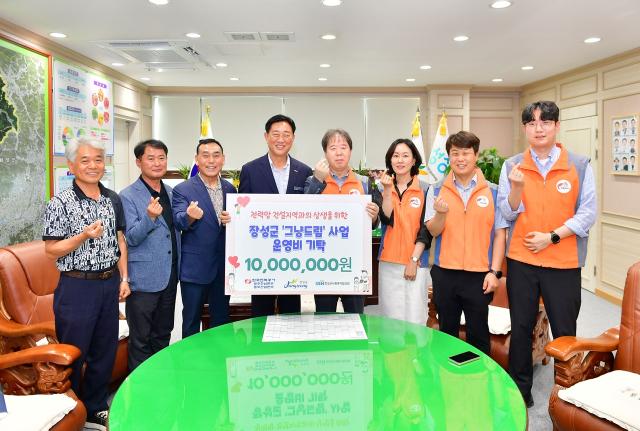 -한전 광주전남본부가 ‘그냥드림사업’ 운영비 1000만 원을 전달하고 있다. (사진 = 장성군)