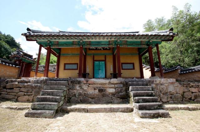 -예안향교 대성전은 전면 퇴칸의 바깥기둥은 각기둥으로 안기둥은 원기둥으로 다르게 구성했으며 양옆 칸의 창호는 인방재가 외부에서 보이지 않도록 한 고식 기법을 적용했는데 이는 일반적인