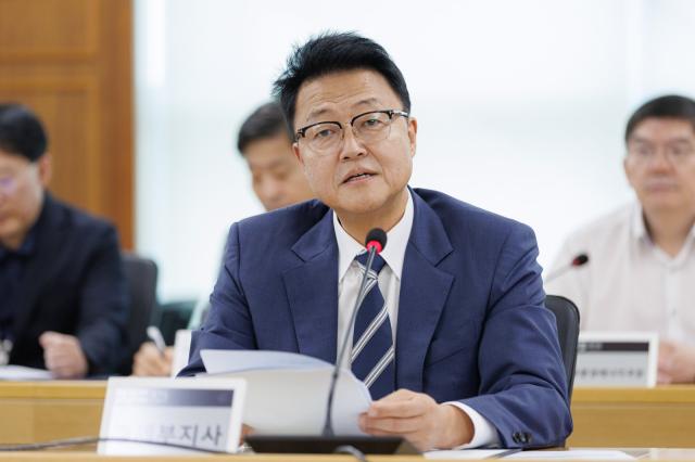 -10일 오후 수원특례시 경기도청 율곡홀에서 열린 재정위기 극복 전략 TF 킥오프 회의에서 주형철 경제부지사가 모두말씀을 하고 있다. (사진 = 경기도)