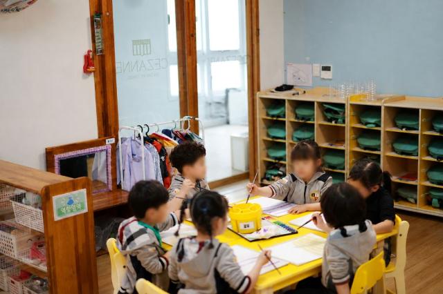 -다자녀 맞벌이 가정은 첫째와 둘째의 돌봄을 지원받아 막내를 양육할 때 부담을 덜었고 주말에 근무하는 한부모가정은 안정적으로 경제활동을 이어갈 수 있게 됐다. (사진 = 안동시)