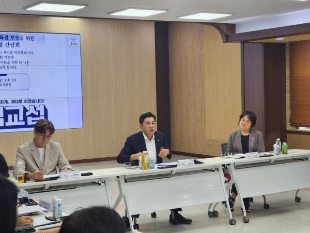 -엄교섭 경기도의원이 10일 용인교육지원청에서 특수교육 대상 학생의 교육권 보장을 위한 간담회를 진행하고 있다. (사진 = 경기도의회)